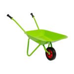Groene speelgoedkruiwagen schuin van voren met zwarte wielen en handgrepen Bigjigs Tuinkruiwagen