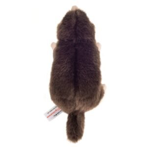 Bovenaanzicht van een pluizige knuffel mol met staart en merklabel