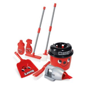 Casdon Henry speelgoed schoonmaakset accessoires met stoffer en flesjes op witte achtergrond