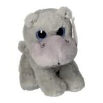 Close-up van een grijze pluche knuffel met grote blauwe ogen en TenderToys label Pluchen Knuffel - Nijlpaard