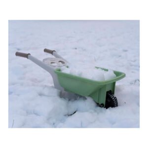 Groene speelgoedkruiwagen gevuld met sneeuw in winterlandschap