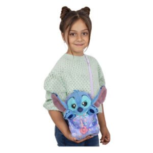 Kind draagt Disney Stitch Baby Paws interactieve knuffeltas
