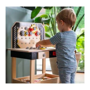 Kind speelt met houten speelgoed werkbank en gereedschap