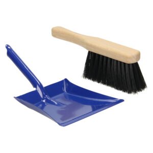 Blauw stoffer en blik met houten borstel op witte achtergrond
