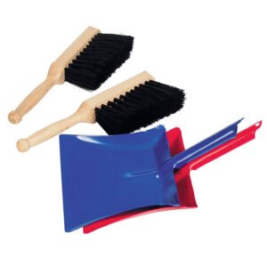 Blauw stoffer en blik set met borstel in schuine productweergave