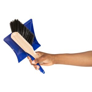Hand houdt blauw stoffer en blik set vast met borstel