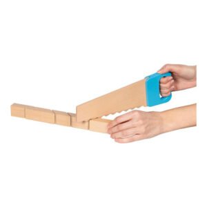 Hand zaagt houten blokken met een handzaag tijdens een bouw- of puzzelactiviteit