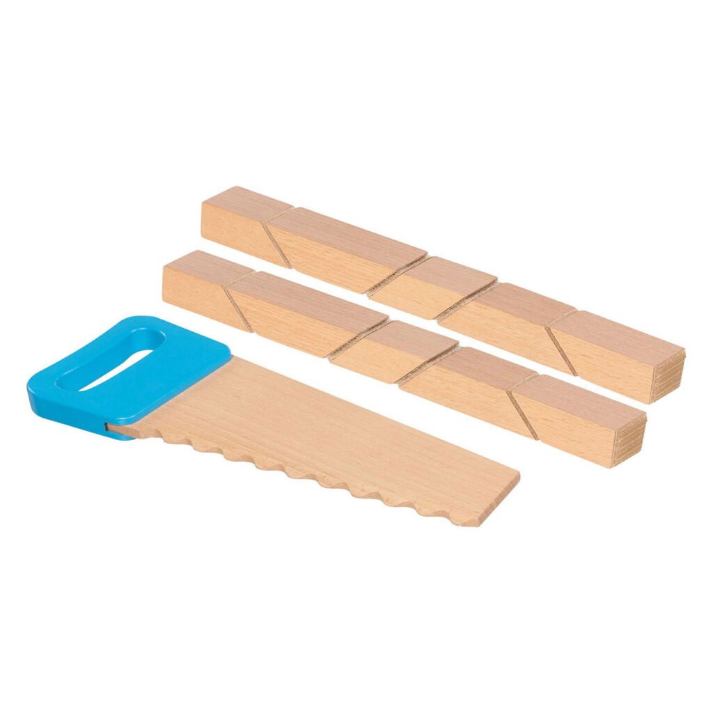 Set houten bouwblokken en zaag uit elkaar gelegd op een witte achtergrond Goki Houten Zaag en Bouwblokken met Klittenbandverbinding