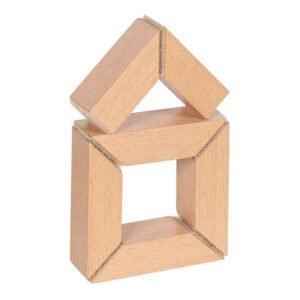 Houten puzzelblokken die een huisvormige 3D-constructie vormen