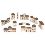Houten speelgoed bouwblokken die huisjes en gebouwen vormen op een witte achtergrond Goki Houten Bouwblokken Stad