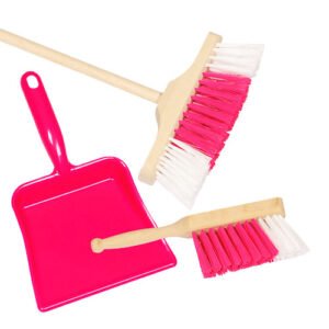 Set van roze stoffer en blik met houten steel en kleine schoonmaakborstel op witte achtergrond Goki Bezem Stoffer & Blik Roze
