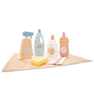 Houten schoonmaak speelgoed set met schoonmaakflessen, spons en doek op beige speelkleed