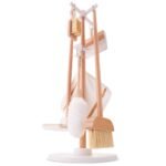 Detail van de Woet houten schoonmaakset met standaard speelgoed met borstel en mop