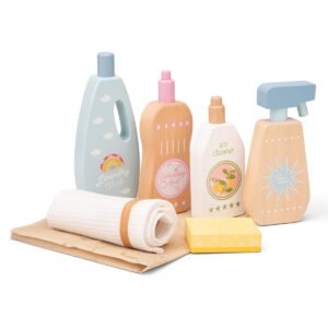 Kinder houten schoonmaakset met sprayflessen, spons en opgerolde doek op speelmat