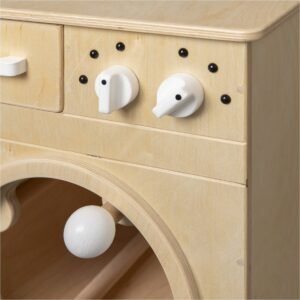 Close-up van houten speelgoed wasmachine met draaiknoppen en bediening