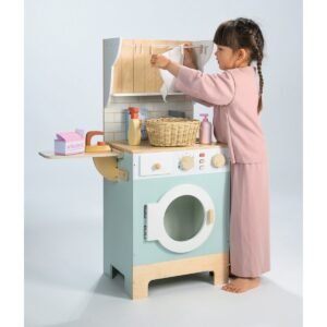Kind hangt was op bij houten speelgoed wasmachine met droogrek en accessoires