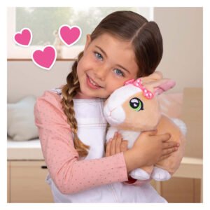 Meisje knuffelt blij een zacht konijn met groene ogen en roze strikjes