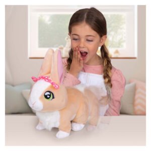 Verbaasd meisje ontdekt interactieve functies van een knuffelkonijn