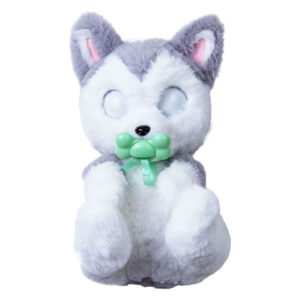 Close-up van interactieve husky knuffel met gesloten ogen en groene bijtring