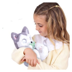 Meisje knuffelt interactieve husky knuffel met groene bijtring