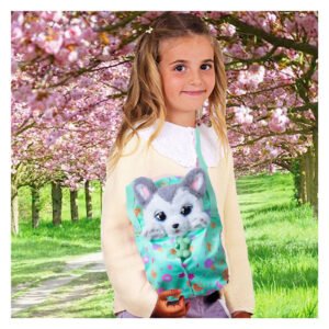 Kind draagt interactieve husky knuffel in mintgroene tas onder bloesem bomen