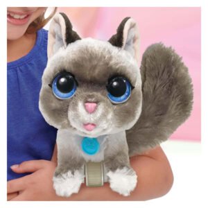 Pluche interactieve kat met grote ogen op schoot van kind
