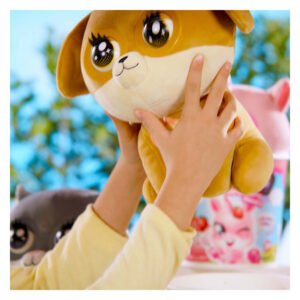 Kind speelt met interactieve pluche hond met bewegende ogen