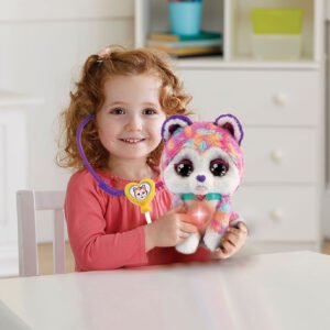 Meisje onderzoekt interactieve pluche hond met speelgoedstethoscoop