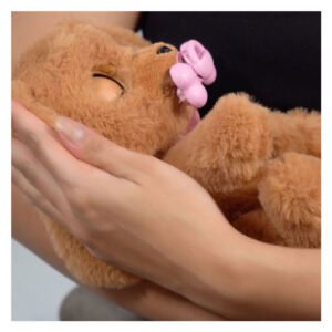 Kind houdt interactieve knuffelhond met roze speentje vast
