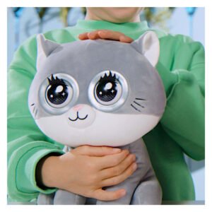 Kind houdt een grijze interactieve knuffelkat vast met grote glinsterende ogen