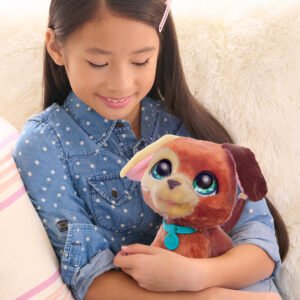 Meisje knuffelt een interactieve bruine puppy met grote groene ogen