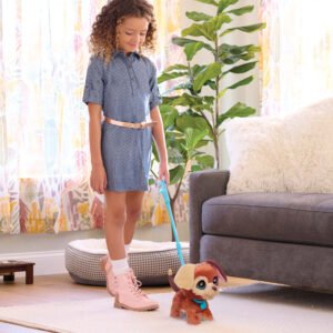 Meisje loopt met interactieve bruine puppy aan blauwe riem in woonkamer
