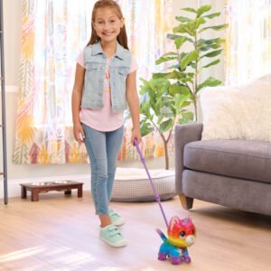 Meisje wandelt met interactieve regenboog unicorn kat aan riem binnenshuis
