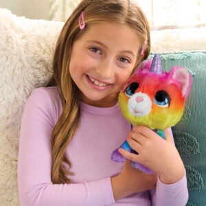 Interactieve regenboog unicorn kat knuffel met groot glinsterend oog in armen van meisje