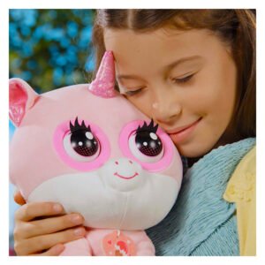 Meisje knuffelt roze interactieve eenhoorn knuffel met glinsterende hoorn en grote ogen