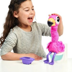 Meisje aait interactieve flamingo knuffel met geluidseffecten