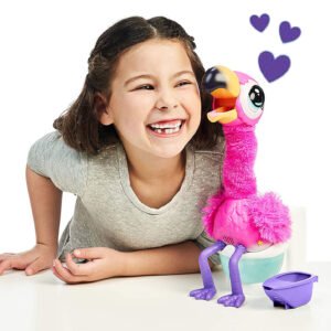 Kind speelt lachend met interactieve roze flamingo knuffel