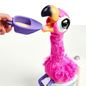 Interactieve flamingo wordt gevoerd met meegeleverde voerschep