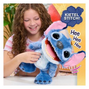 Kind speelt met interactieve Stitch knuffel met lachreacties