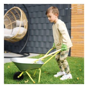 Kind met metalen kruiwagen en tuingereedschap in de tuin