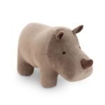 Schuin vooraanzicht van de Orange Toys Safari Knuffel Neushoorn. Een pluche knuffel speelgoed neushoorn