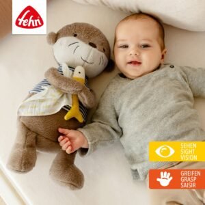 Knuffelotter naast baby voor grijpen en visuele stimulatie