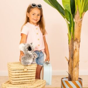 Kind met pluche koala knuffel en speelgoedkoffer