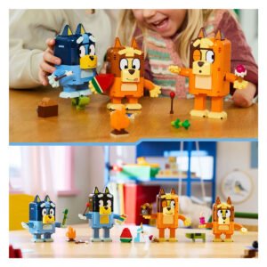 LEGO Bluey bouwfiguren van de Bluey familie met accessoires tijdens het spelen
