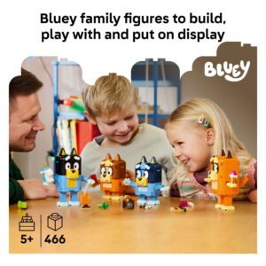 Kinderen spelen met LEGO Bluey bouwfiguren van de Bluey familie