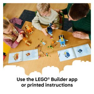 Kinderen bouwen LEGO Bluey bouwfiguren met bouwinstructies en LEGO Builder app