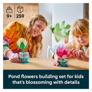 Kinderen bouwen LEGO Botanicals Waterlelies bouwset met bloeiende bloemen