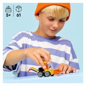 Kind speelt met LEGO City Bouwlader 60483 speelgoedvoertuig
