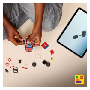 Kind bouwt LEGO City brandweerwagen met bouwinstructies in app