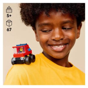 Kind speelt met LEGO City brandweerwagen speelgoed